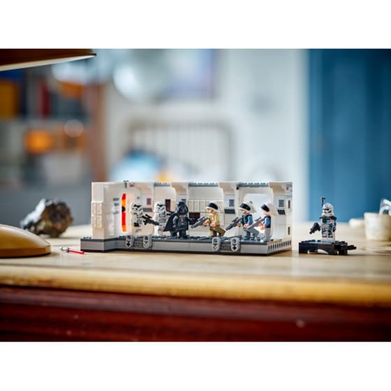 LEGO® Star Wars Boarding the Tantive IV™ (75387) image 2