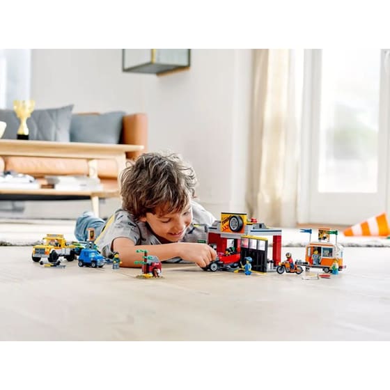LEGO® City Tuning Workshop (60258) image 6