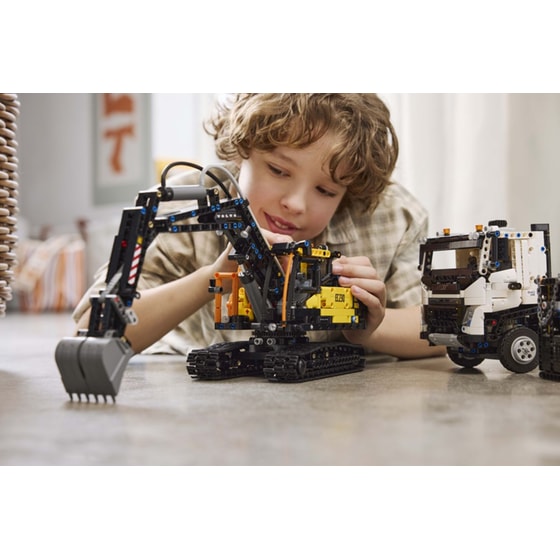 LEGO® Technic Volvo FMX Truck & EC230 Electric Excavator (42175) image 3
