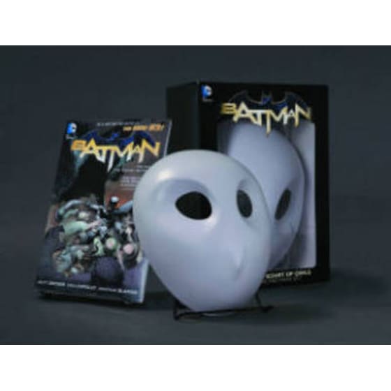 Batman The Court of Owls Mask and Book Set image 0