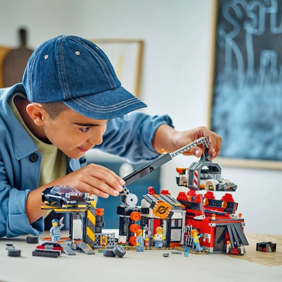 LEGO® City Scrapyard with Cars (60472) image 9