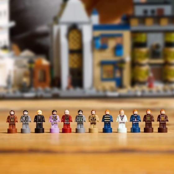 LEGO® Harry Potter Diagon Alley™ Wizarding Shops (76444) image 7