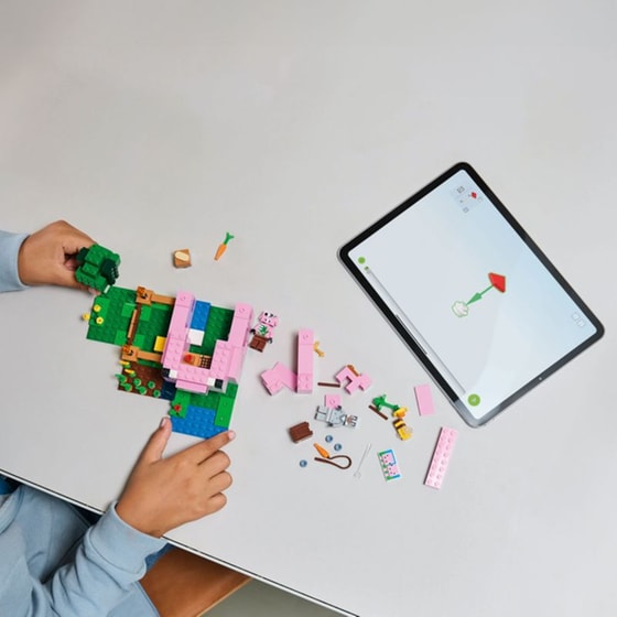 LEGO® Minecraft The Baby Pig House (21268) image 7