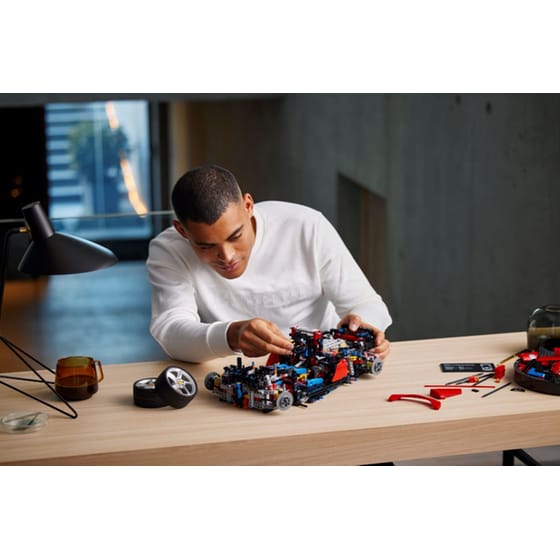 LEGO® Technic Ferrari Daytona SP3 (42143) image 6