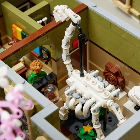 LEGO® Icons Natural History Museum (10326) image 15