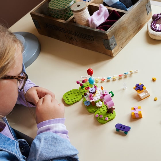 LEGO® Animal Crossing Julian's Birthday Party (77046) image 2