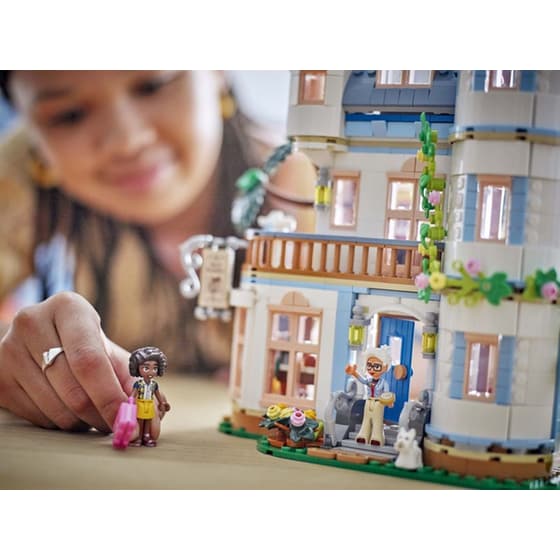 LEGO® Friends Castle Bed and Breakfast (42638) image 9