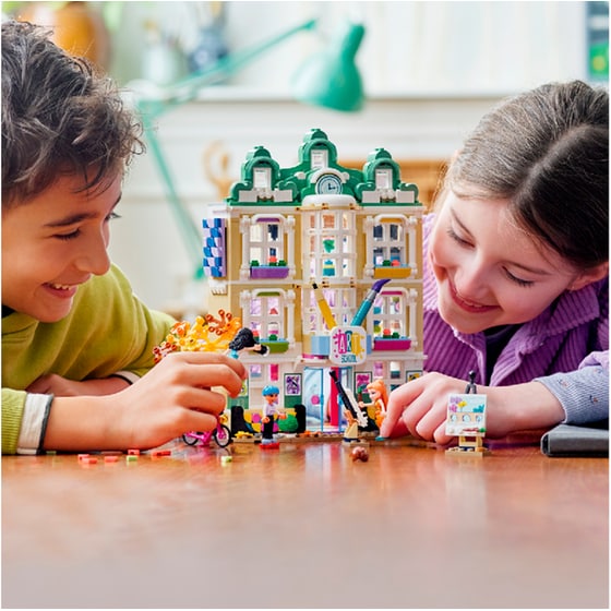 LEGO® Friends Emma's Art School (41711) image 11