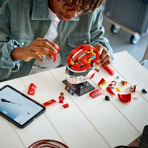 LEGO® Editions Scuderia Ferrari HP Charles Leclerc Helmet (43014) image 4