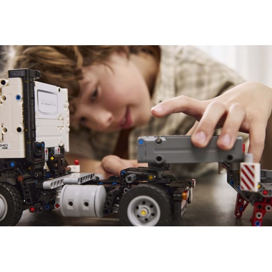 LEGO® Technic Volvo FMX Truck & EC230 Electric Excavator (42175) image 2