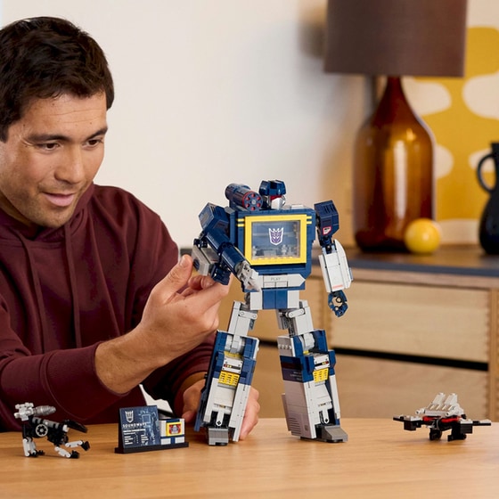 LEGO® Icons Transformers: Soundwave (10358) image 5