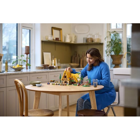 LEGO® Disney Snow White and the Seven Dwarfs' Cottage (43242) image 18