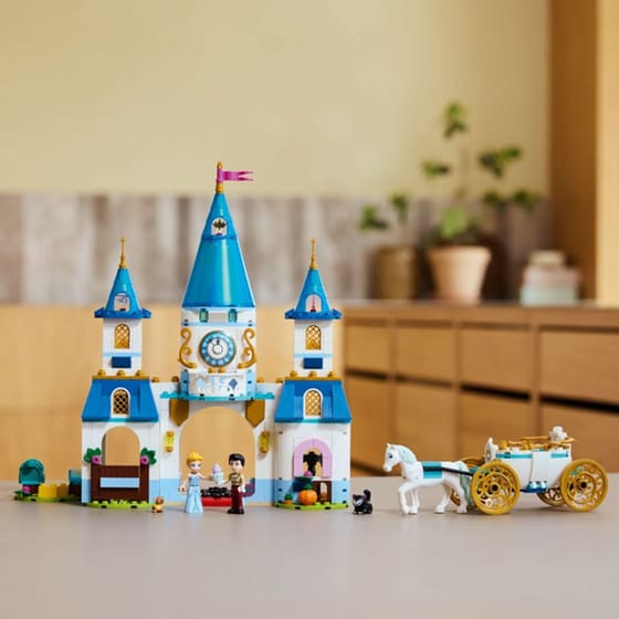 LEGO® Disney Cinderella's Castle & Horse Carriage (43275) image 11
