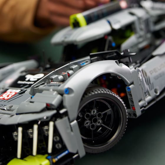 LEGO® Technic Peugeot 9X8 24H Le Mans Hybrid Hypercar (42156) image 6