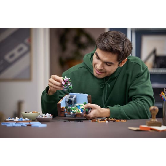 LEGO® Minecraft The Crafting Table (21265) image 6