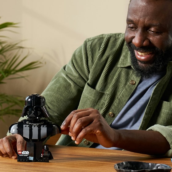 LEGO® Star Wars™ Darth Vader™ Bust (75439) image 5