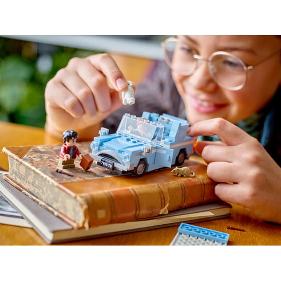 LEGO® Harry Potter Flying Ford Anglia™ (76424) image 3
