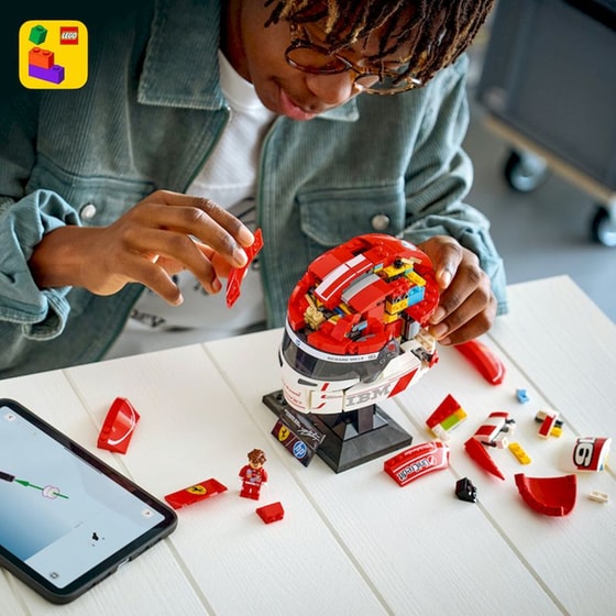 LEGO® Editions Scuderia Ferrari HP Charles Leclerc Helmet (43014) image 7