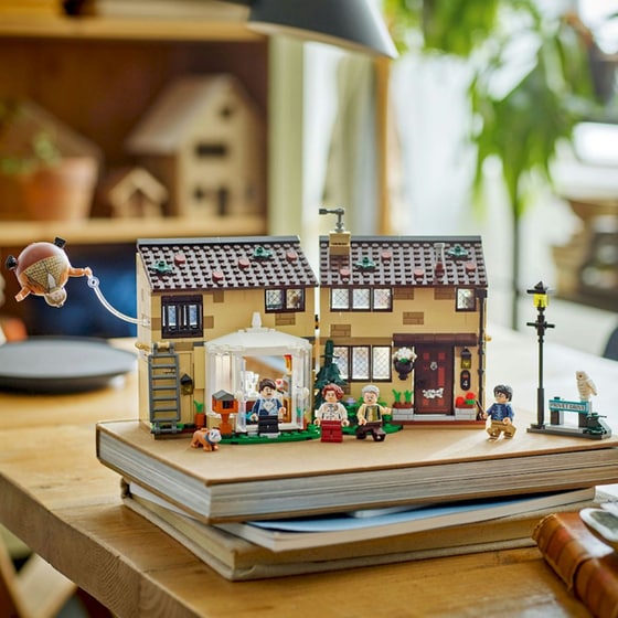 LEGO® Harry Potter Privet Drive: Aunt Marge's Visit (76451) image 7