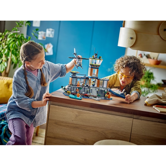 LEGO® City Police Prison Island (60419) image 6