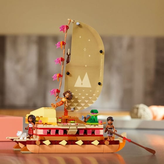 LEGO® Disney Moana's Adventure Canoe (43270) image 5