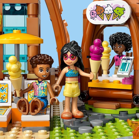 LEGO® Friends Family Vacation Beach Resort (42673) image 6