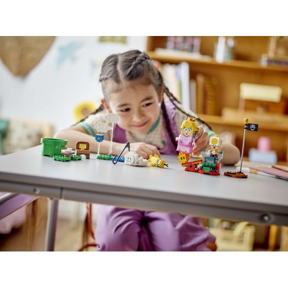 LEGO® Super Mario™ Adventures with Interactive LEGO® Peach™ (71441) image 7
