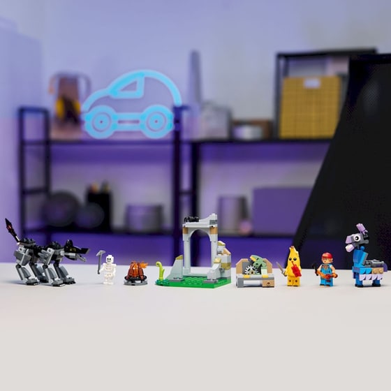 LEGO® Fortnite® Peely & Sparkplug's Camp (77075) image 6