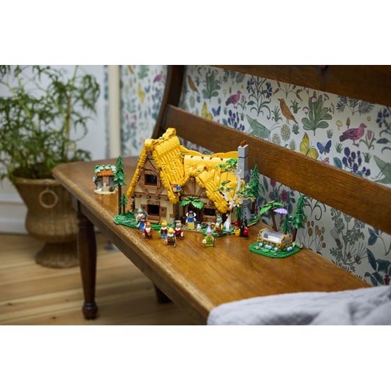 LEGO® Disney Snow White and the Seven Dwarfs' Cottage (43242) image 21