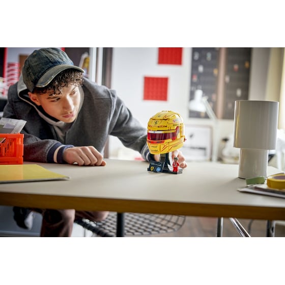 LEGO® Editions Scuderia Ferrari HP Lewis Hamilton Helmet (43022) image 5