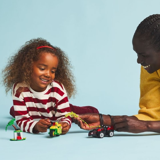 LEGO® Marvel Spin and Electro Dinosaur Vehicle Chase (11198) image 7