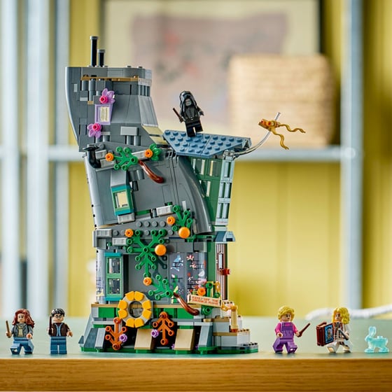 LEGO® Harry Potter Luna Lovegood's House (76467) image 6