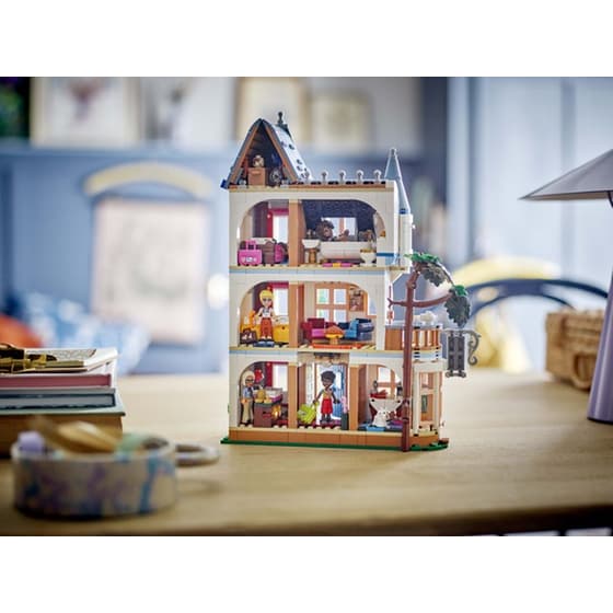LEGO® Friends Castle Bed and Breakfast (42638) image 4