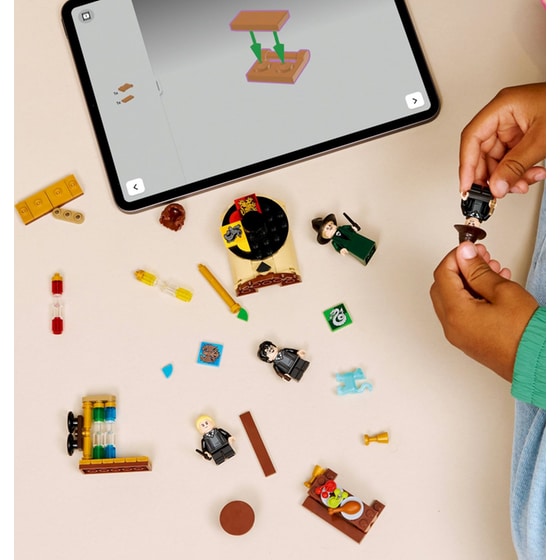 LEGO® Harry Potter Hogwarts™ Castle: Sorting Hat™ Ceremony (76460) image 3