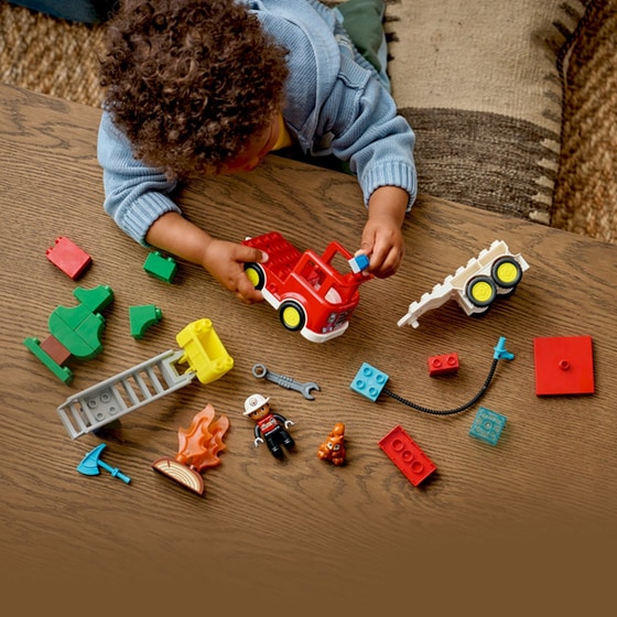LEGO® DUPLO® Town Πυροσβεστικό Όχημα με Μάνικα και Πυροσβέστη (10473) image 2