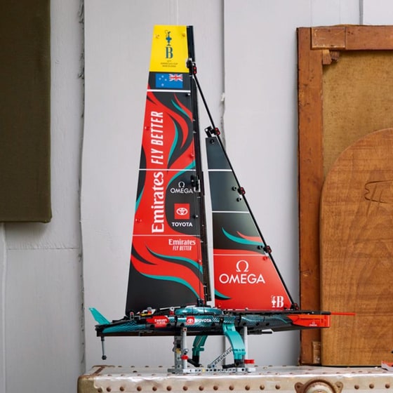 LEGO® Technic Emirates Team New Zealand AC75 Yacht (42174) image 9