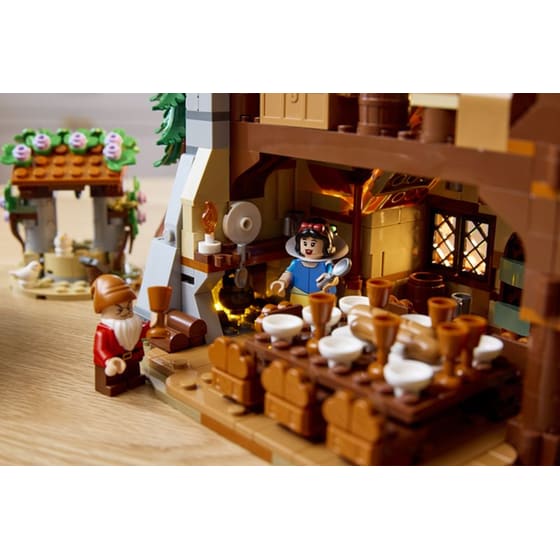 LEGO® Disney Snow White and the Seven Dwarfs' Cottage (43242) image 11