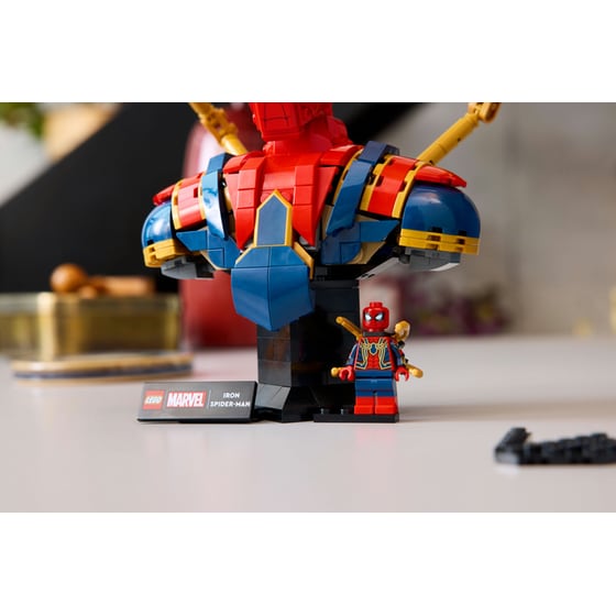 LEGO® Marvel Iron Spider-Man Bust (76326) image 4
