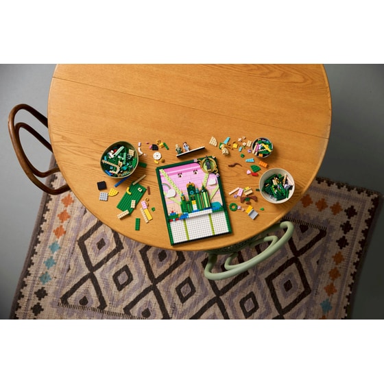 LEGO® Wicked Emerald City Wall Art (75685) image 4