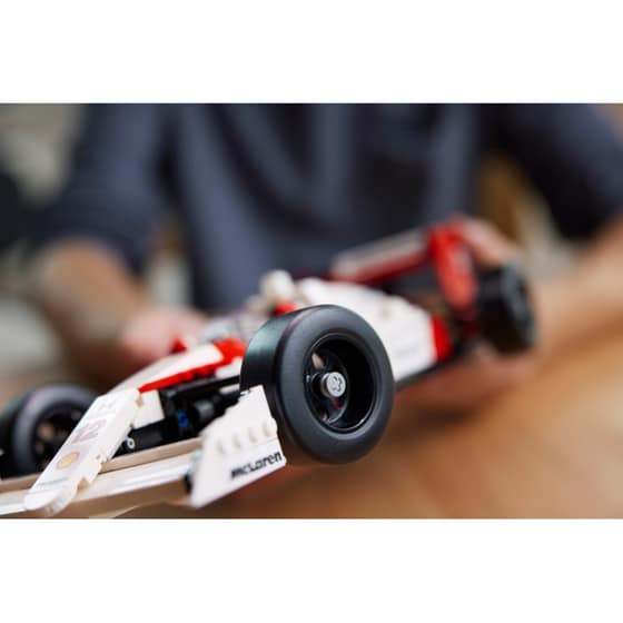 LEGO® Icons McLaren MP4/4 & Ayrton Senna (10330) image 15