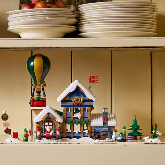 LEGO® Icons Santa's Post Office (10339) image 11