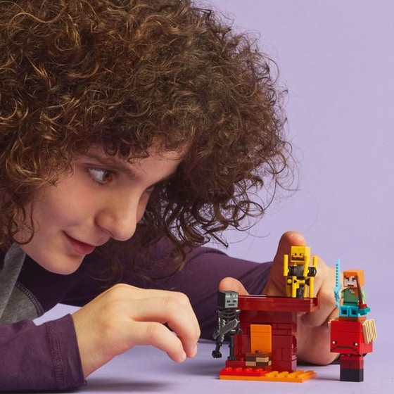 LEGO® Minecraft The Nether Lava Battle (21266) image 7