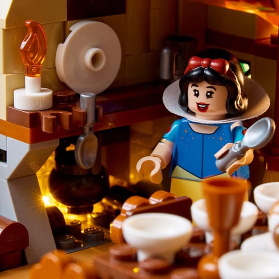 LEGO® Disney Snow White and the Seven Dwarfs' Cottage (43242) image 3