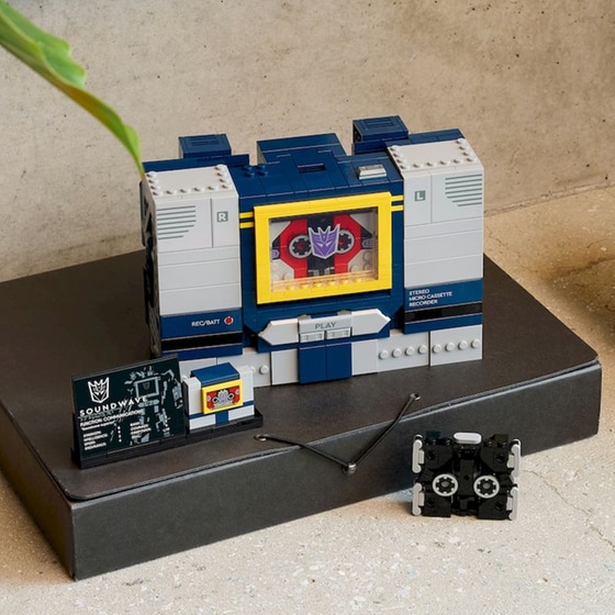 LEGO® Icons Transformers: Soundwave (10358) image 8