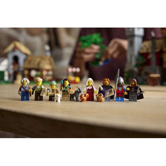 LEGO® Icons Medieval Town Square (10332) image 6