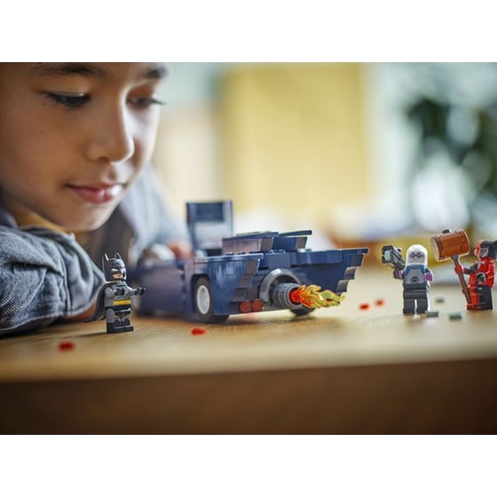 LEGO® DC Heros Batman™ with the Batmobile™ vs. Harley Quinn™ and Mr. Freeze™ (76274) image 3