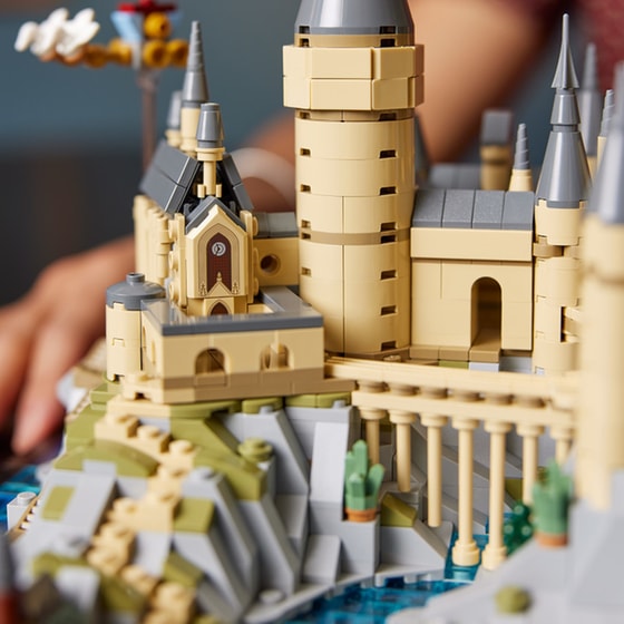 LEGO® Hogwarts™ Castle and Grounds (76419) image 7