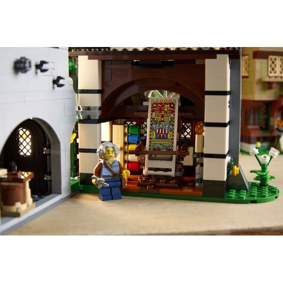 LEGO® Icons Medieval Town Square (10332) image 4