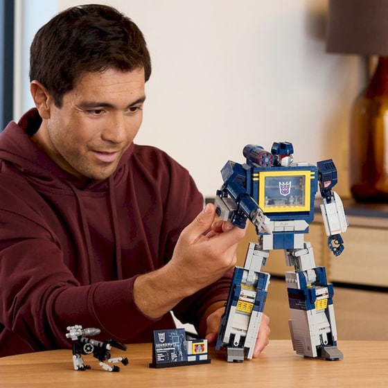 LEGO® Icons Transformers: Soundwave (10358) image 2