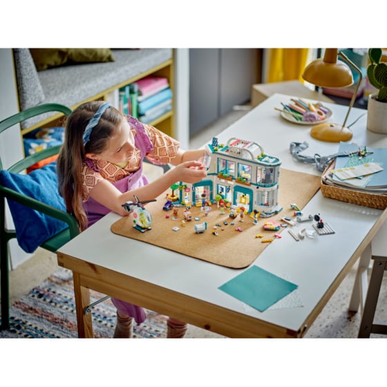 LEGO® Friends Heartlake City Hospital (42621) image 6